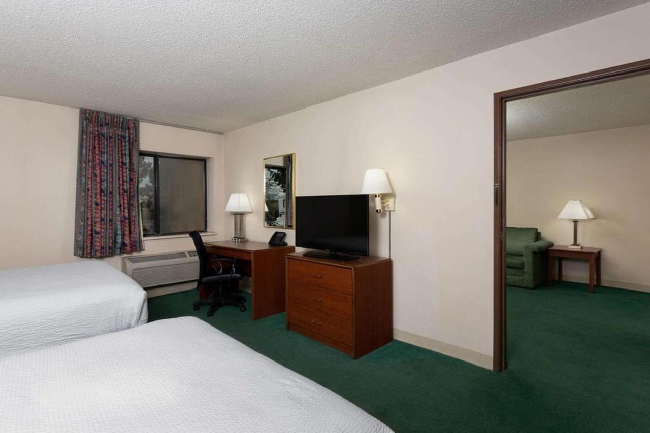 Norwood Inn & Suites Indianapolis East Post Drive Экстерьер фото