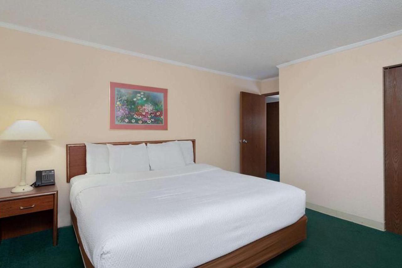 Norwood Inn & Suites Indianapolis East Post Drive Экстерьер фото