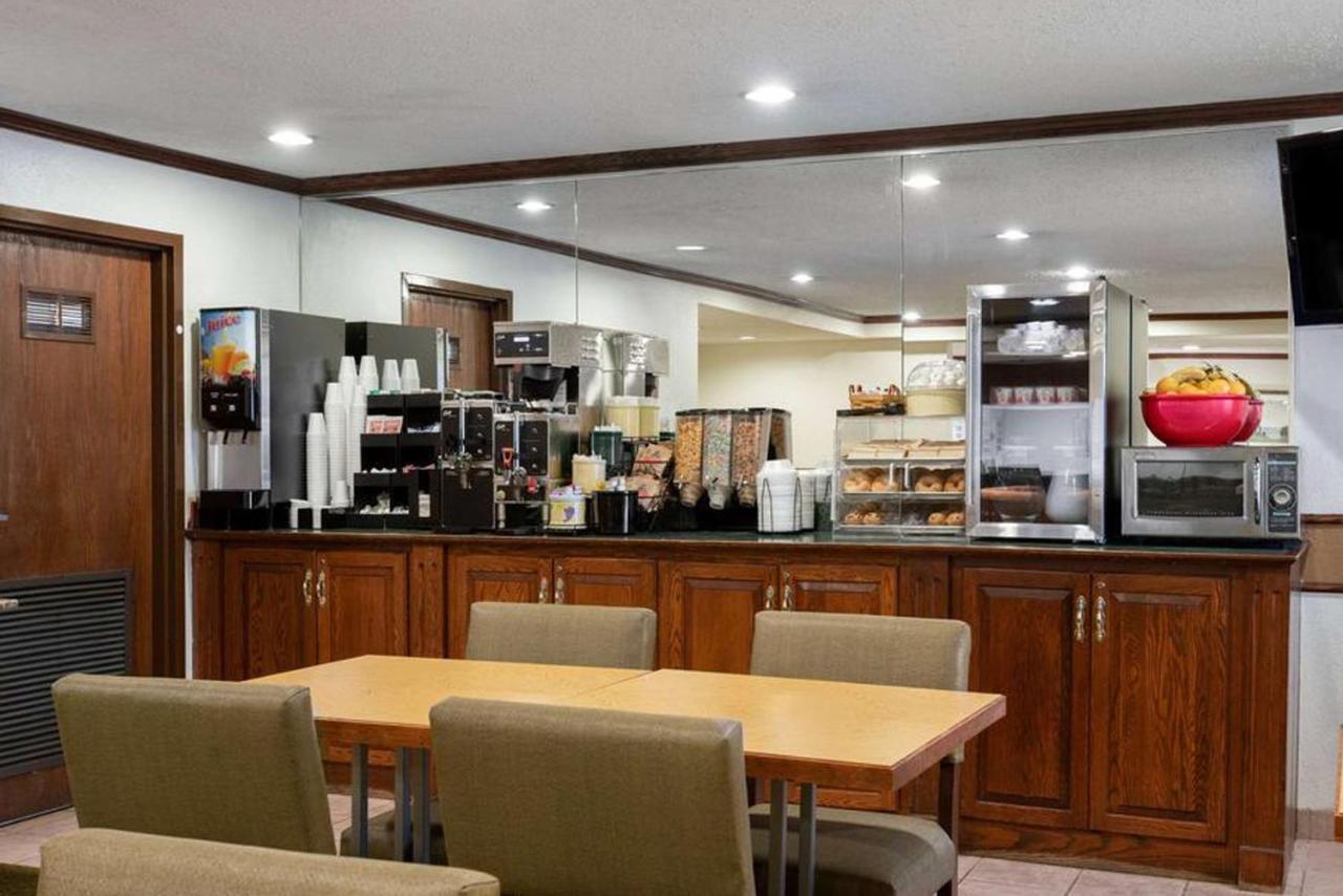 Norwood Inn & Suites Indianapolis East Post Drive Экстерьер фото