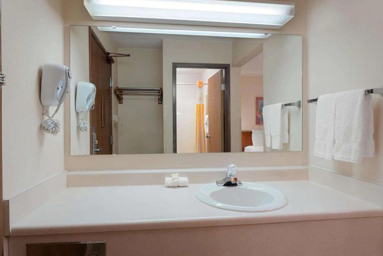 Norwood Inn & Suites Indianapolis East Post Drive Экстерьер фото