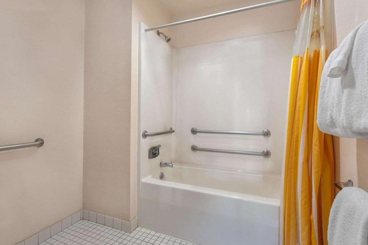 Norwood Inn & Suites Indianapolis East Post Drive Экстерьер фото