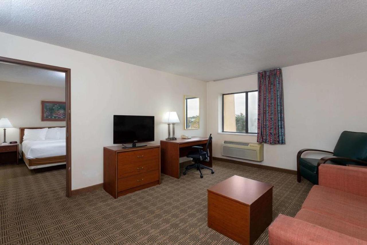 Norwood Inn & Suites Indianapolis East Post Drive Экстерьер фото