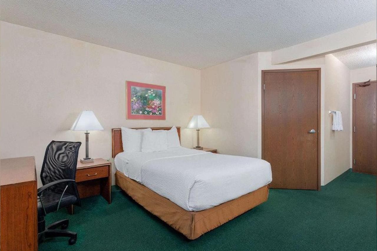 Norwood Inn & Suites Indianapolis East Post Drive Экстерьер фото