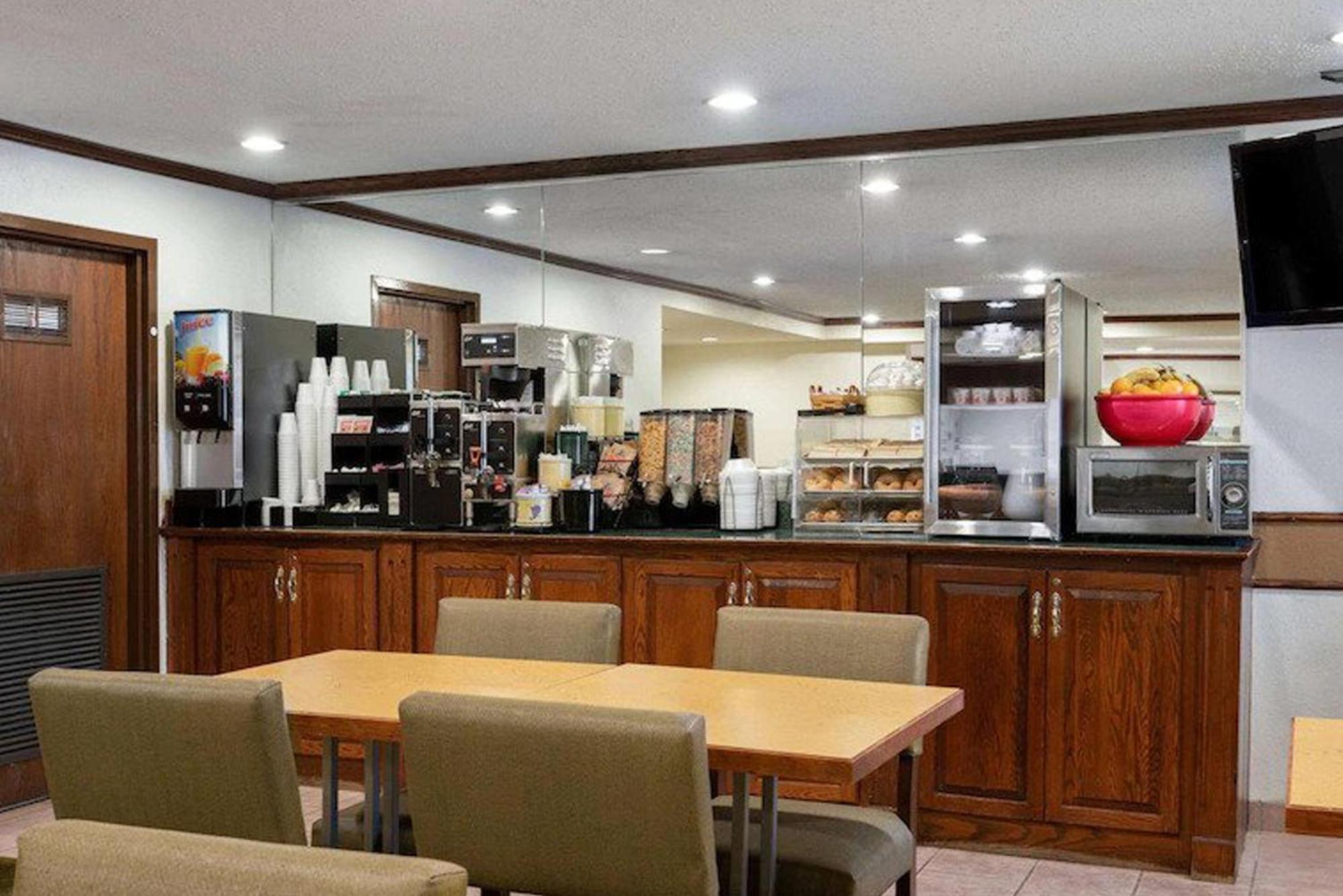 Norwood Inn & Suites Indianapolis East Post Drive Экстерьер фото